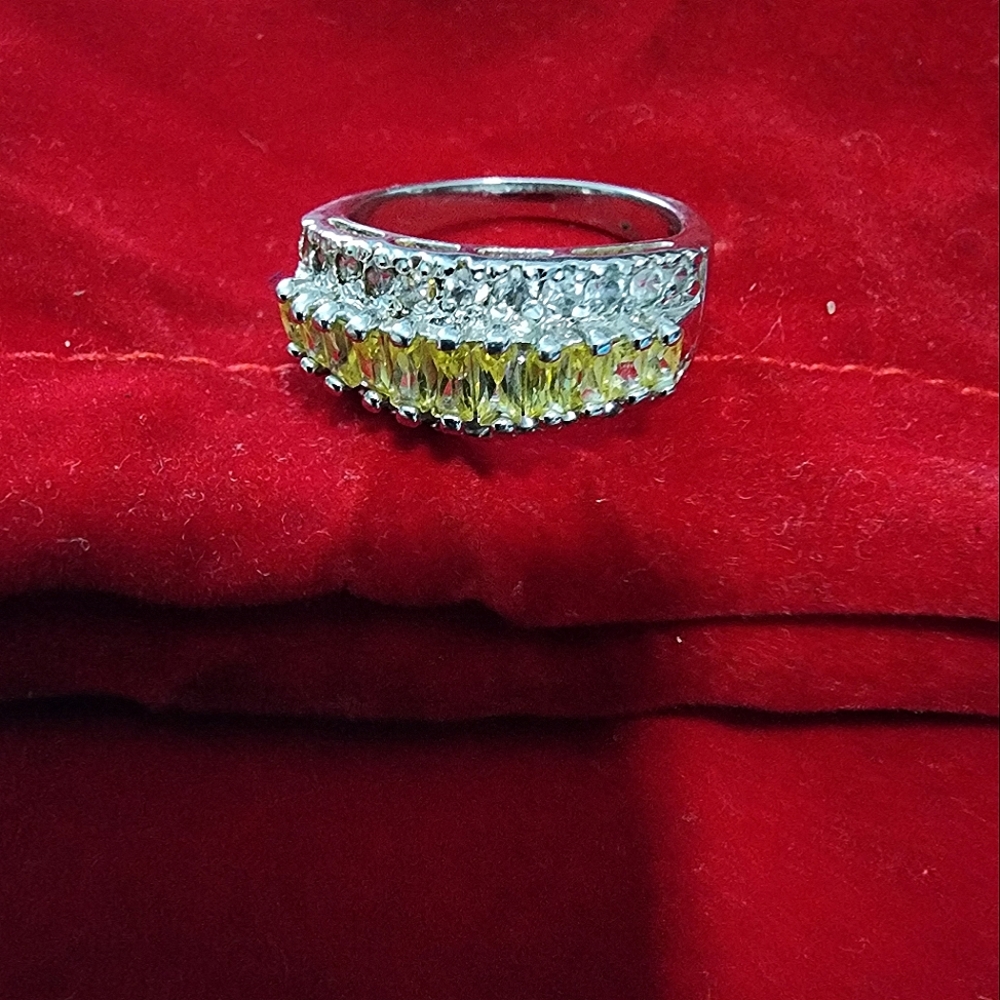 Beating cubic zirconia two tone ring